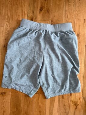 lululemon athletica Men’s 7” Light grey Athletic Shorts Sz small